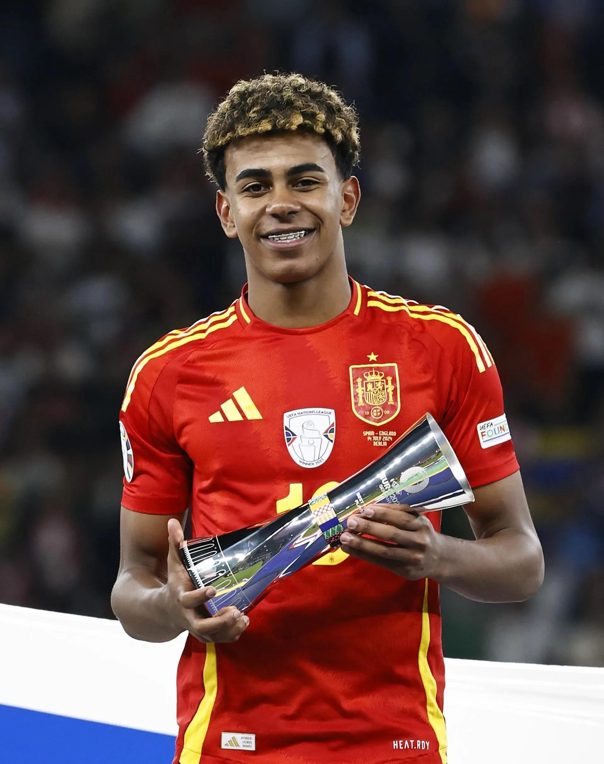 西班牙联赛球星获选年度最佳球员，成为焦点人物的简单介绍