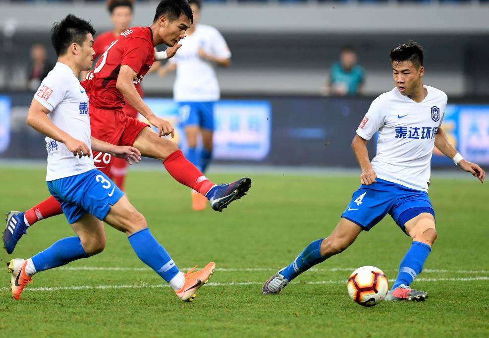 泰达队员连续进球，为球队带来胜利