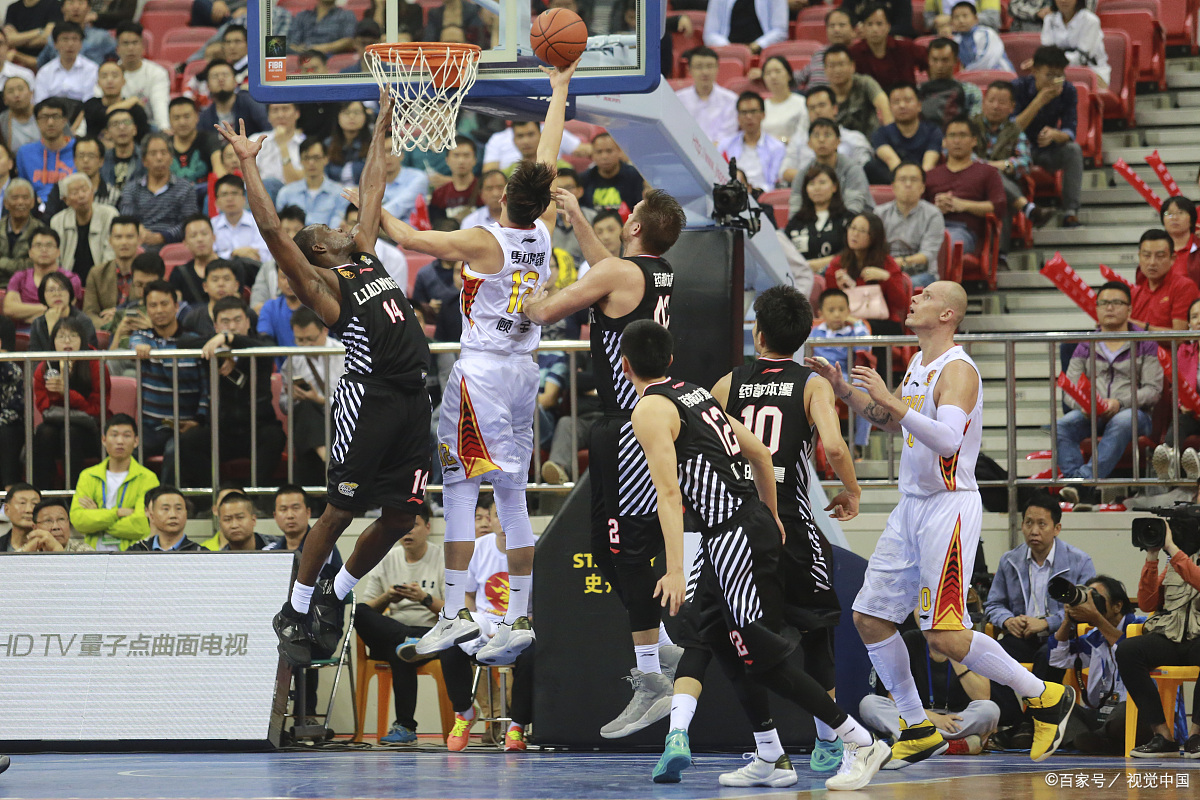 开云官网-比赛中球员间发生冲突，场面一度失控