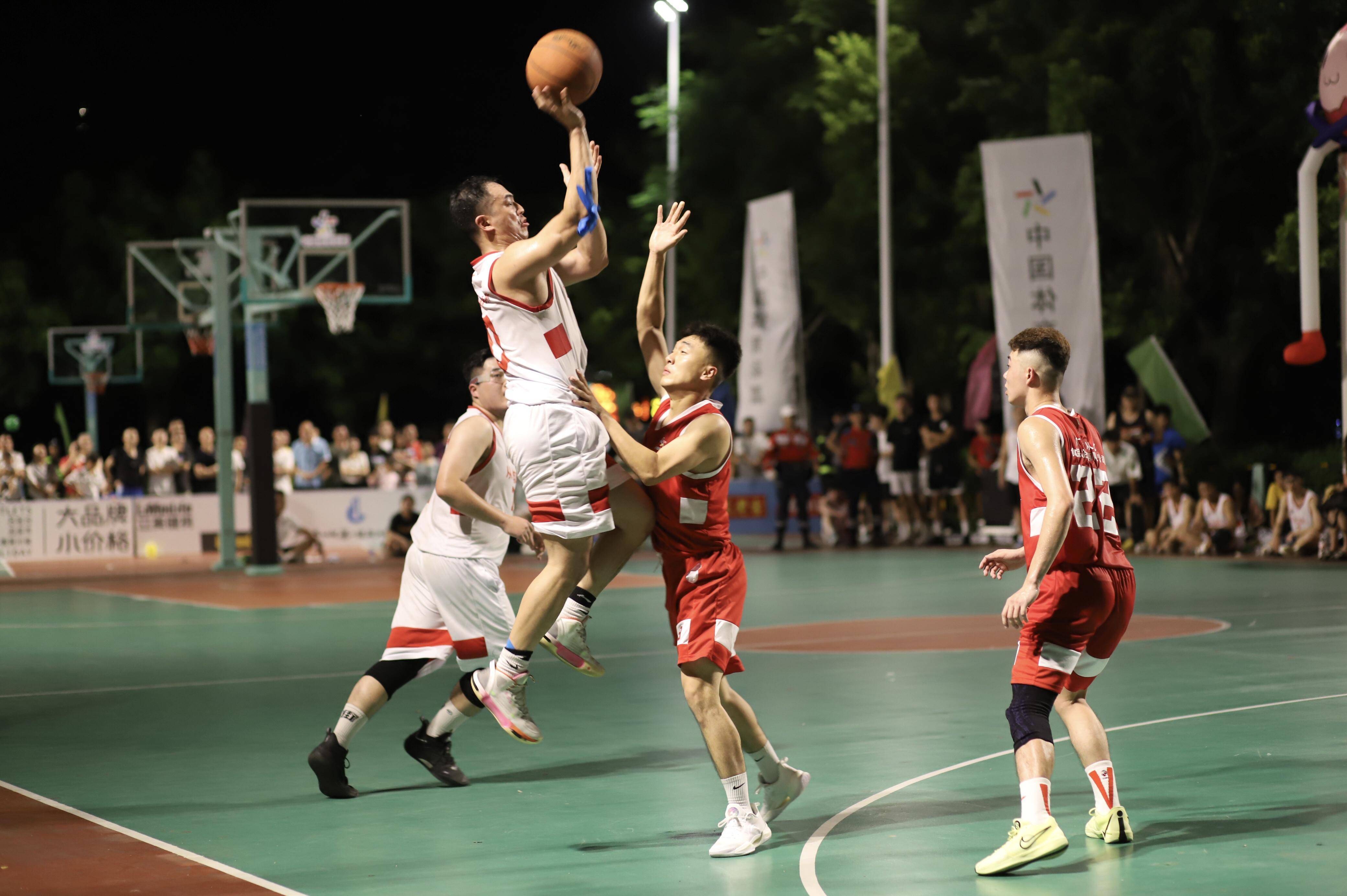 关于体育场馆内篮球赛事如火如荼，球迷热情高涨的信息