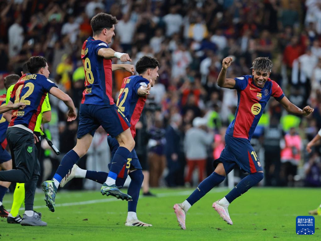 开云体育官网-关于足球联赛中上演一场巅峰对决，场面激烈，现场气氛热烈的信息