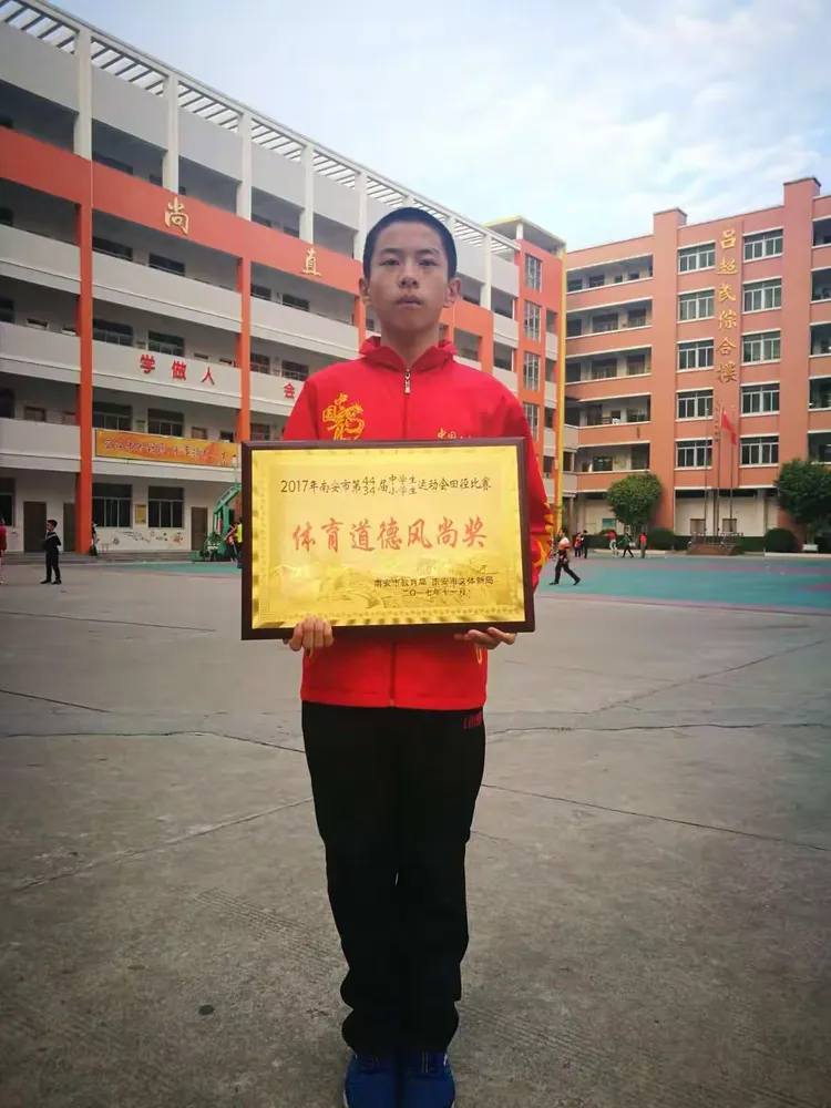 投入比赛全力拼搏，迈向胜利的道路