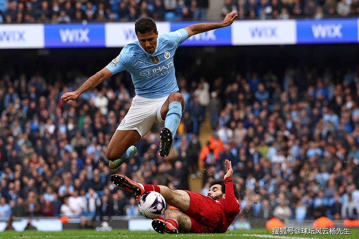 开云平台-狼队球员进攻激烈，瞄准球门