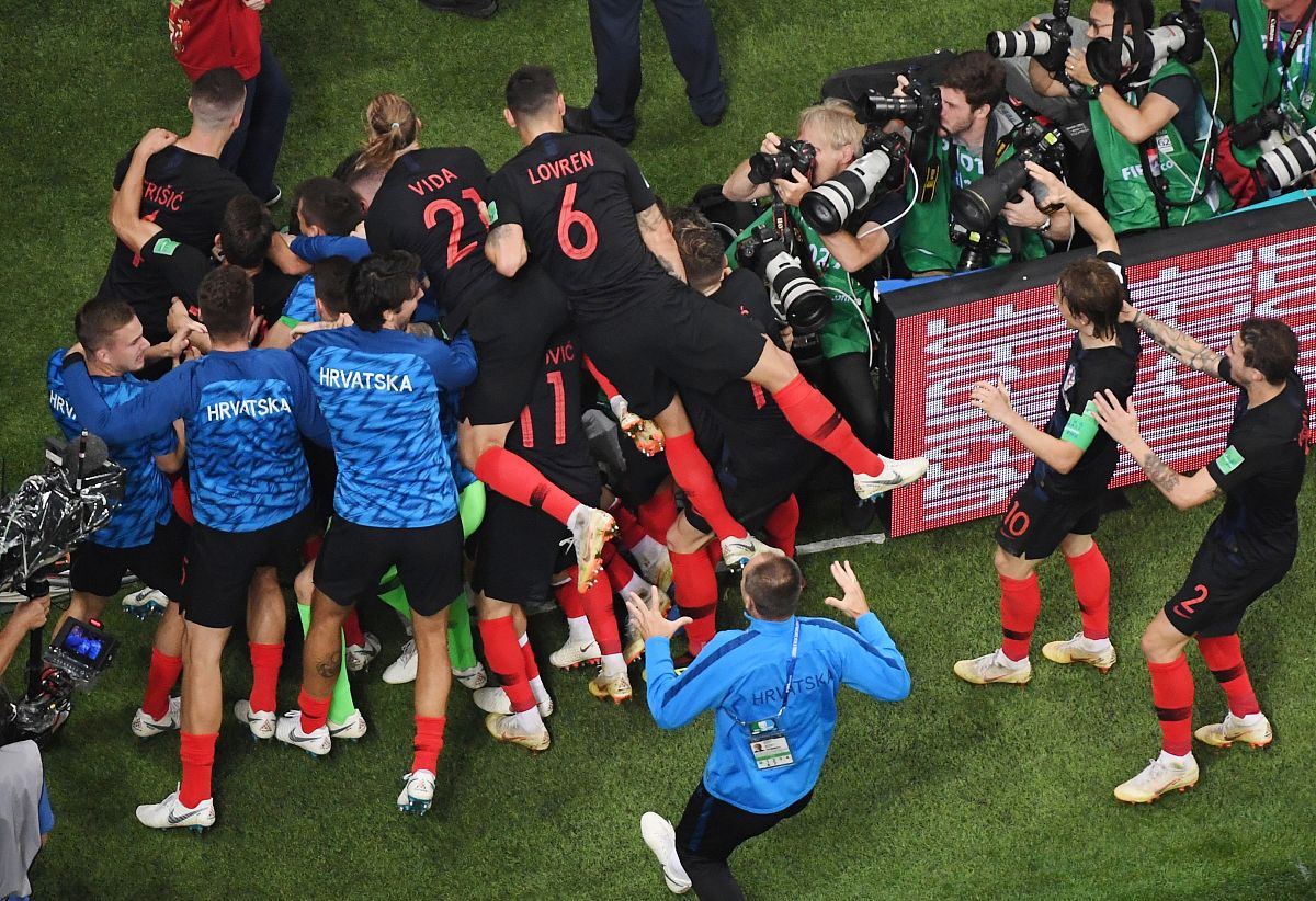 狼队球员进攻激烈，瞄准球门