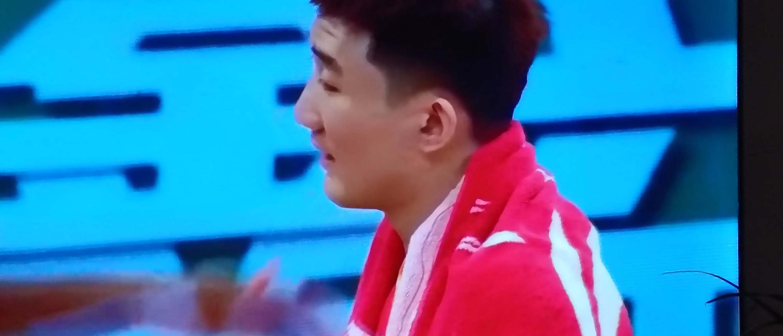 比赛场上球员发挥出色，技战术精湛无人可及