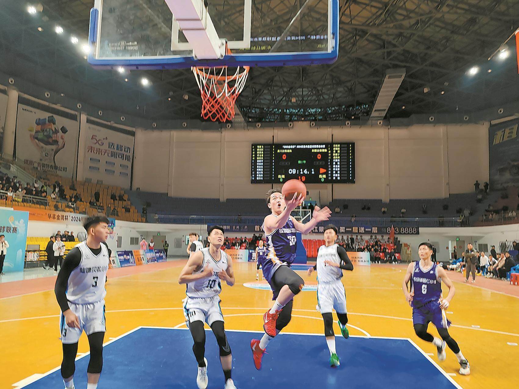精彩篮球比赛持续上演，球员实力过人