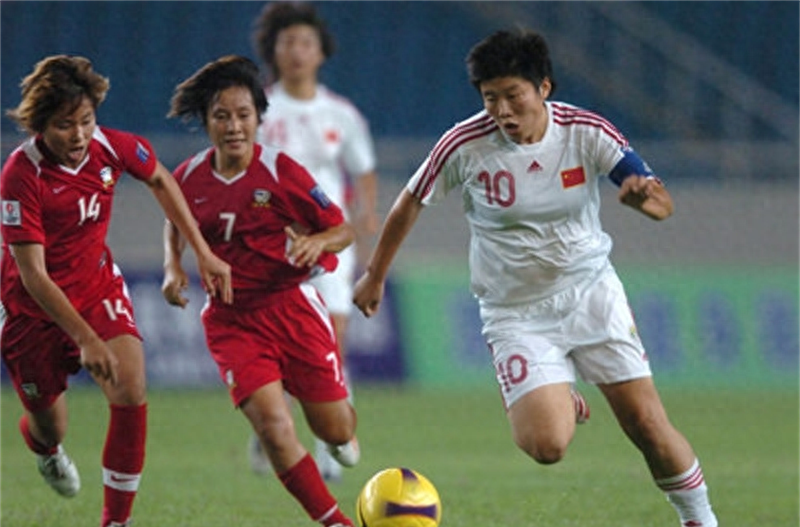 精湛技艺！女足比赛中球员们精彩表现