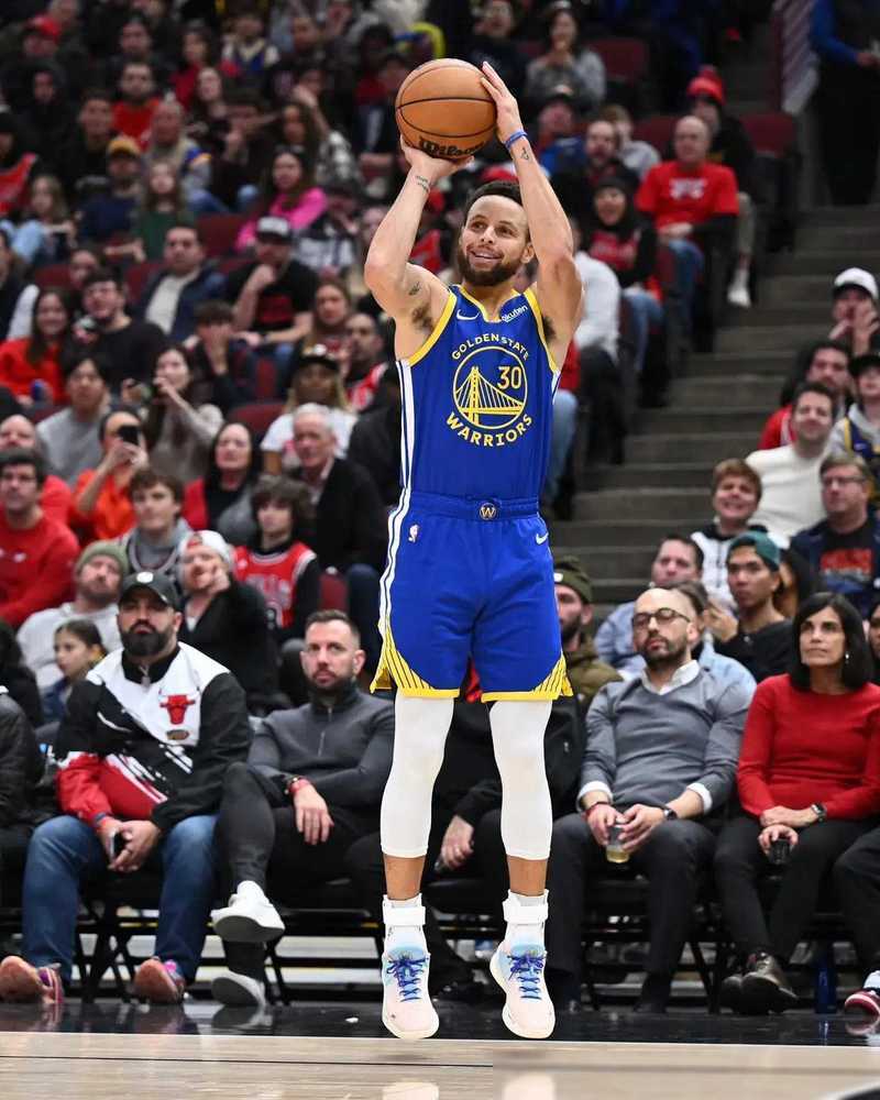 开云体育-欢呼声此起彼伏，球员们为了荣耀而拼搏