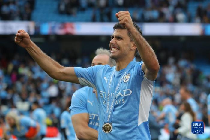 英国举重选手实现惊险逆转，夺冠！