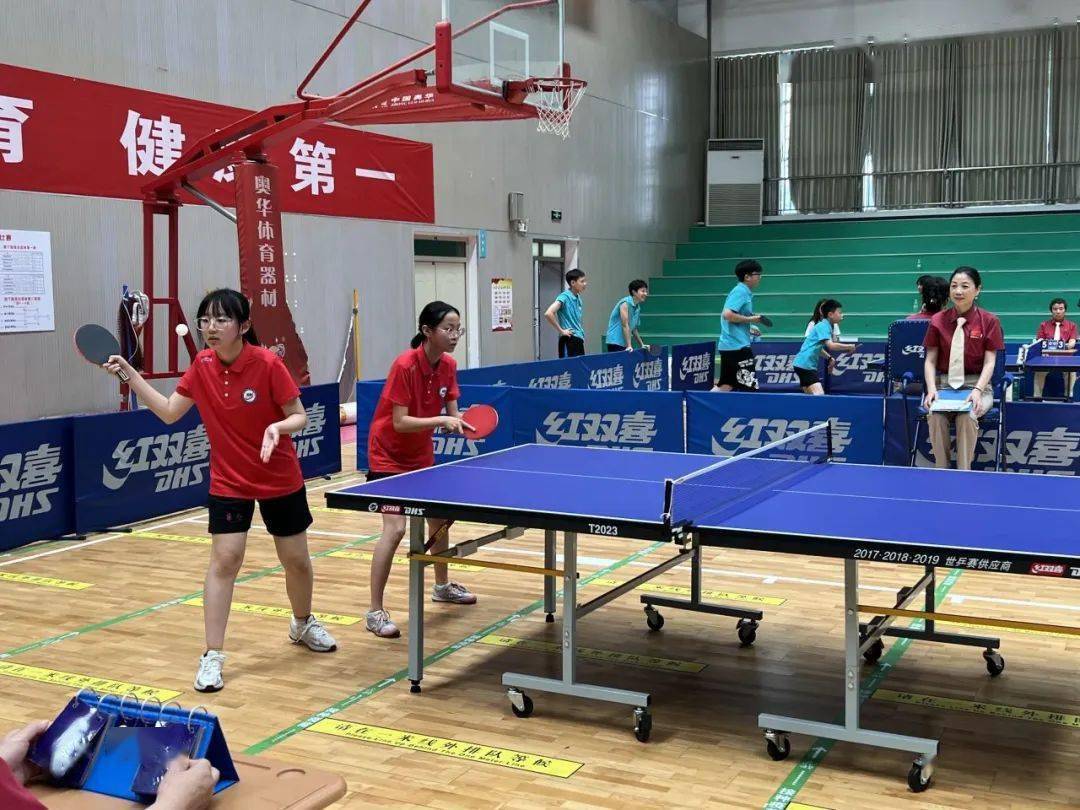 运动员在比赛中展现出色获得胜利