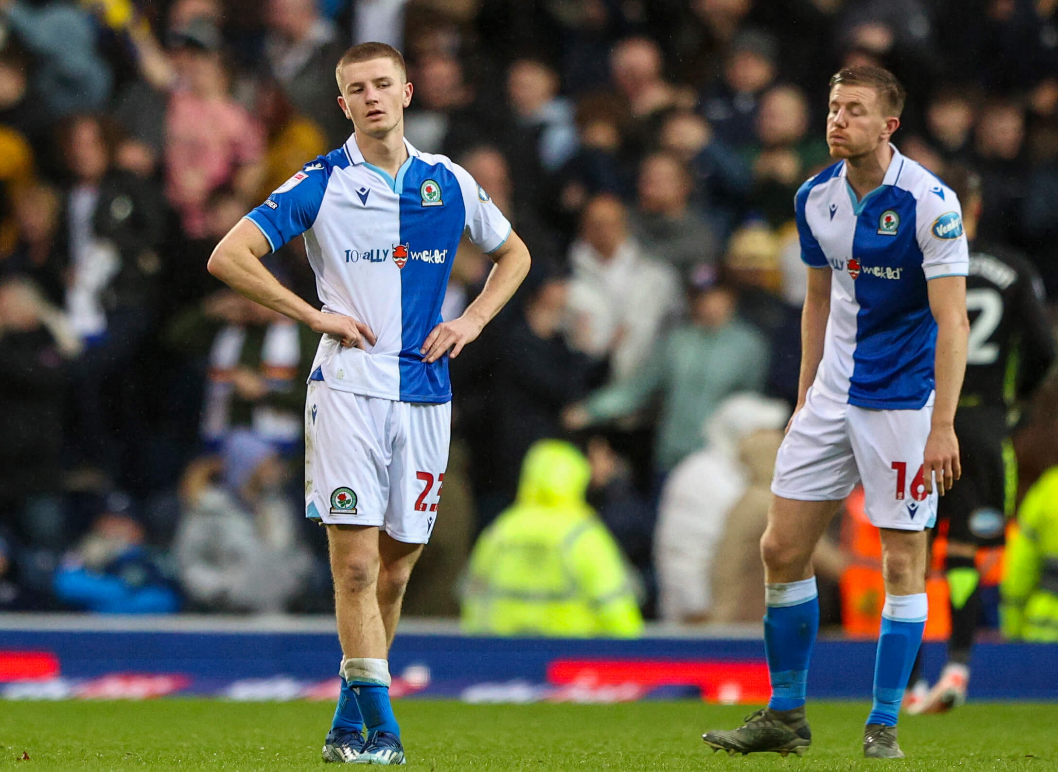 英格兰足球队表现完美，轻松击败对手的简单介绍