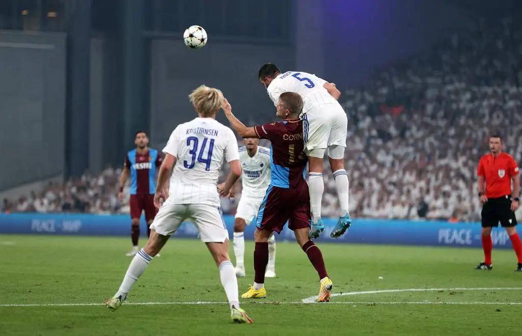 阿贾克斯客场战胜比尔森，小组领跑之路