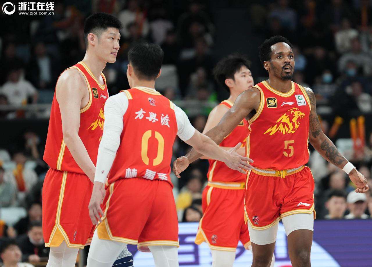 辽宁男篮击败上海队，连续建功