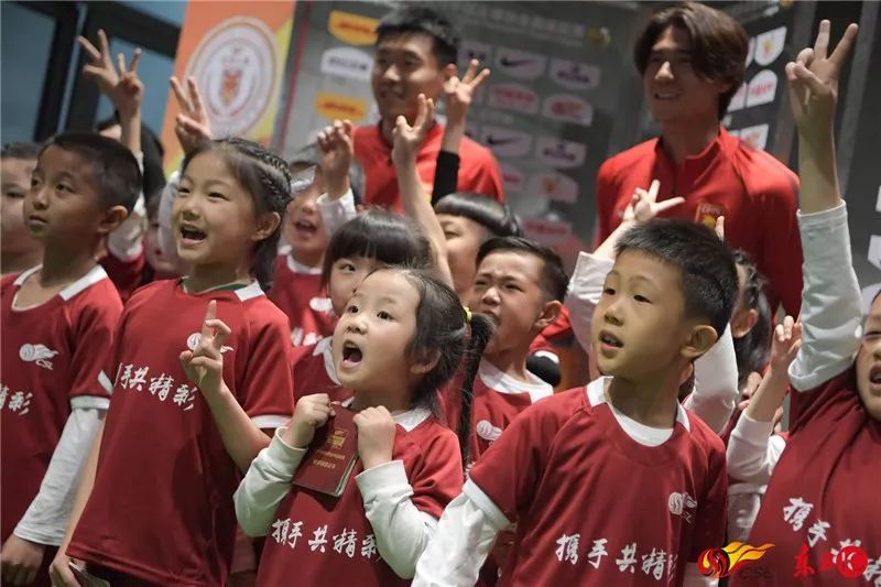 篮球名将发表演讲励志青少年，传递正能量