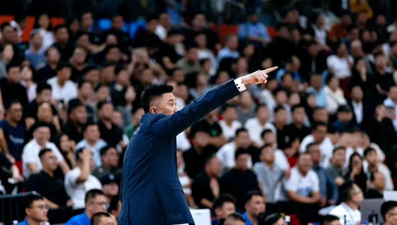 广东队主场大胜上海队，避免出现两连败的尴尬