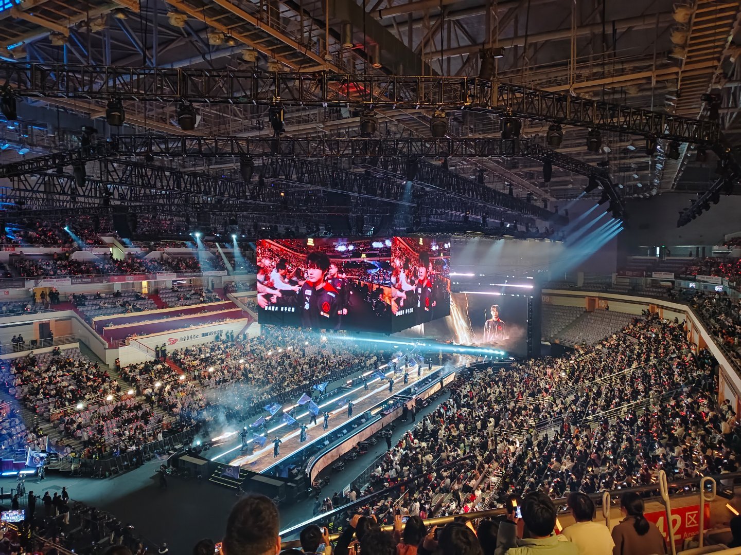 开云平台-激烈角逐引爆体育场，观众欢呼不断