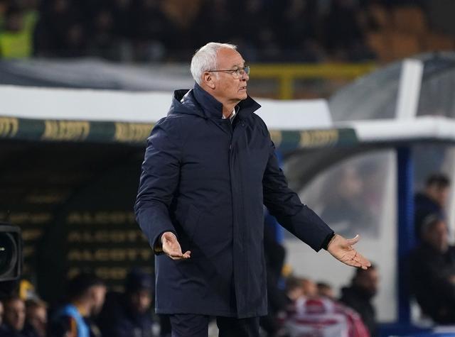 意甲前锋因违纪受罚，球队管理层严肃处理