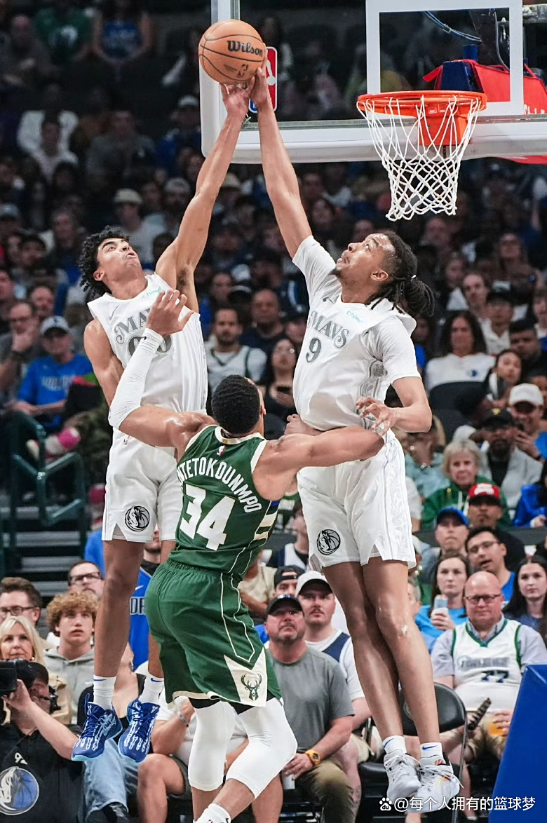 雄鹿战胜独行侠，字母哥奉献大四双！