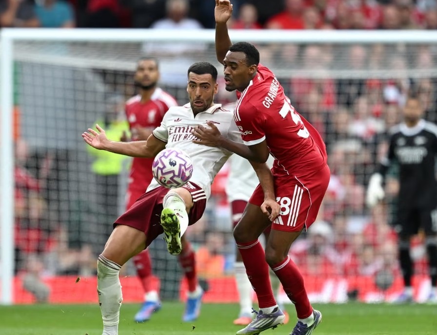 中场核心完成帽子戏法，全队险胜