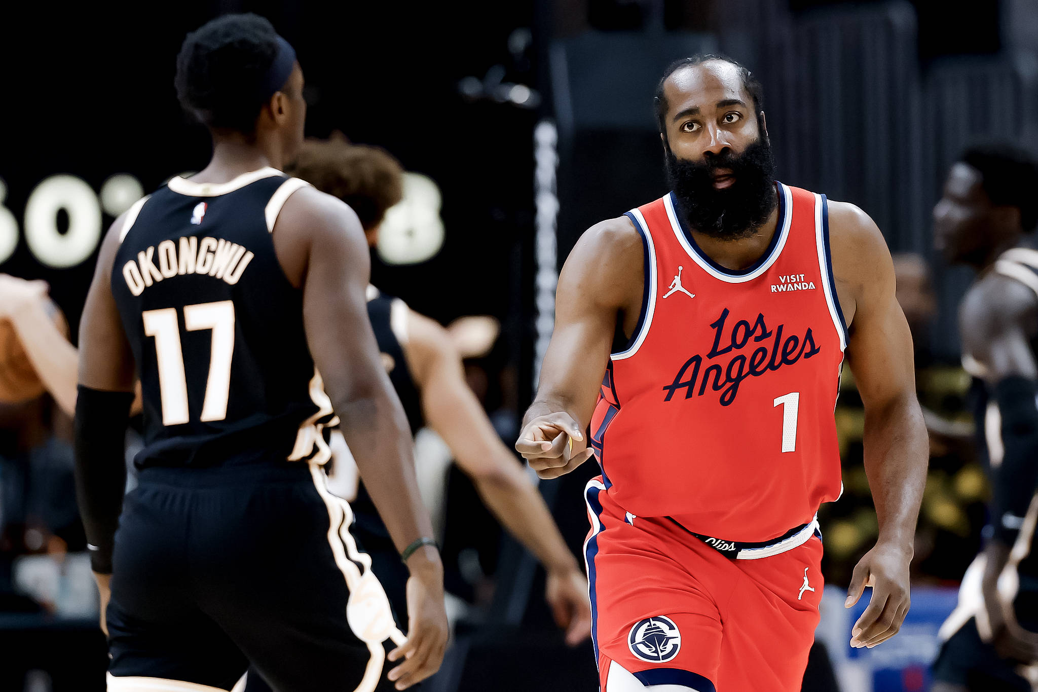 尼克斯轻取青岛队，哈登点燃赛场