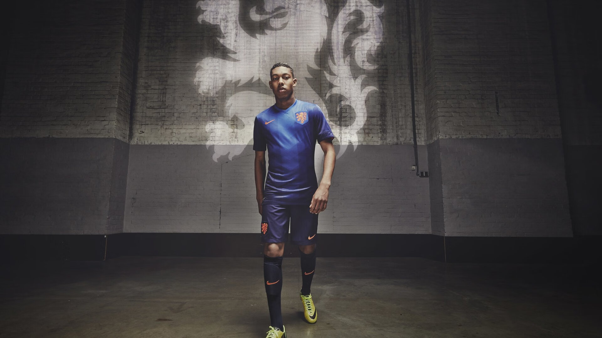 维尼修斯，在魔术与秩序的碰撞中，他定义了一场战役的孤独美学