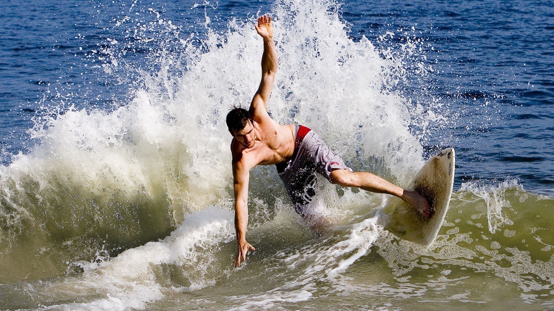 开云体育登录-总决赛之夜，当福克斯脱掉面具