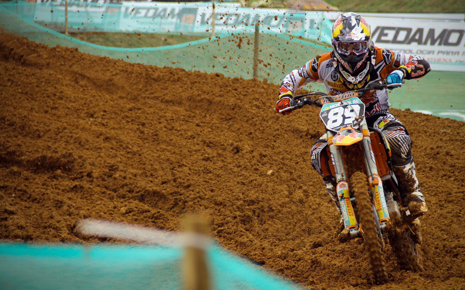 我为你设计了三个不同侧重点的标题，每个标题都能引领出独特的故事脉络